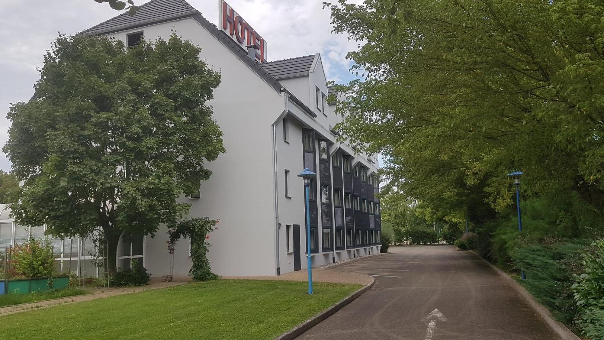 Hotel Restaurant La Tour Romaine - Haguenau - Strasbourg Nord Schweighouse-sur-Moder ภายนอก รูปภาพ