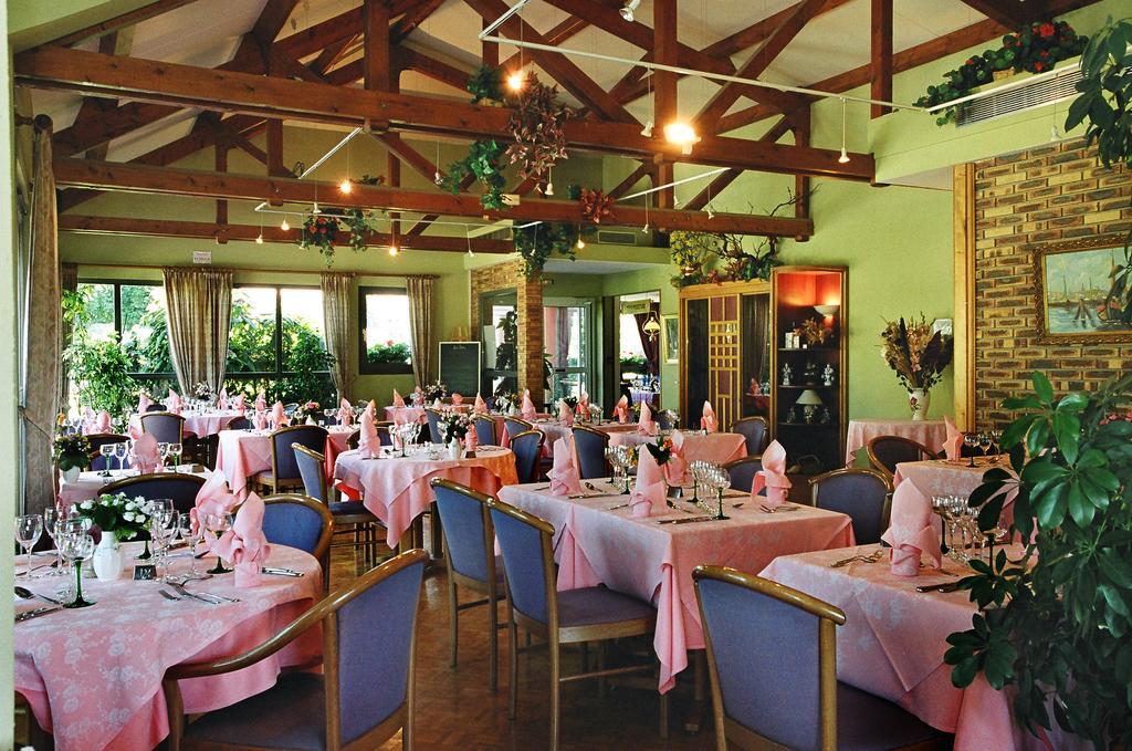 Hotel Restaurant La Tour Romaine - Haguenau - Strasbourg Nord Schweighouse-sur-Moder ภายนอก รูปภาพ