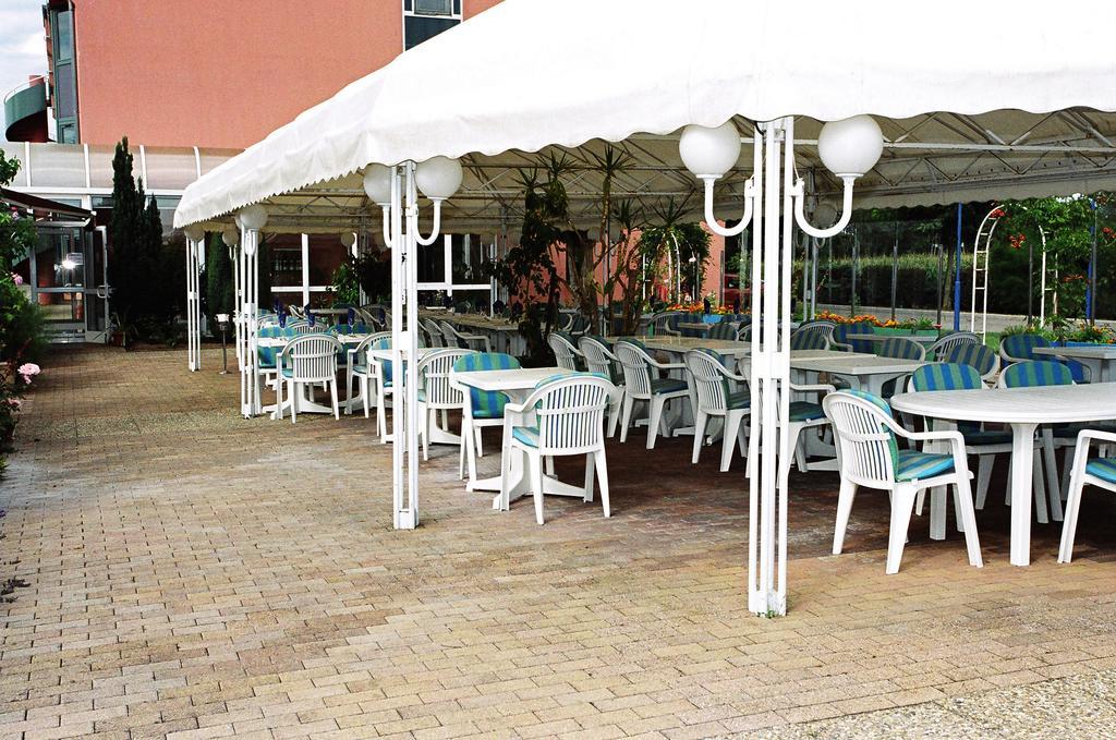 Hotel Restaurant La Tour Romaine - Haguenau - Strasbourg Nord Schweighouse-sur-Moder ภายนอก รูปภาพ